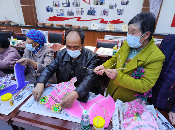 在“鄉(xiāng)村振興”的路上“放飛希望” 全國助殘日 “放飛希望 ?手工藝品制作技能培訓(xùn)”—張北華潤希望小鎮(zhèn)